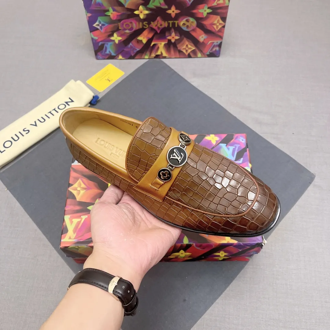p440【LV】《Lv leather shoes are a must-have for trendy men. 👟Strong European fashion atmosphere. Generous shoe last. High-end quality. Fully imported first-layer cowhide. Sheepskin lining. Comfortable on the feet. Lightweight rubber outsole is thick and comfortable. 👍👍Its unique talent lies in its unremitting pursuit of innovation. 0️⃣0️⃣2️⃣ Code number 39 to 44 (Can be customized for 38.45) No. 0117